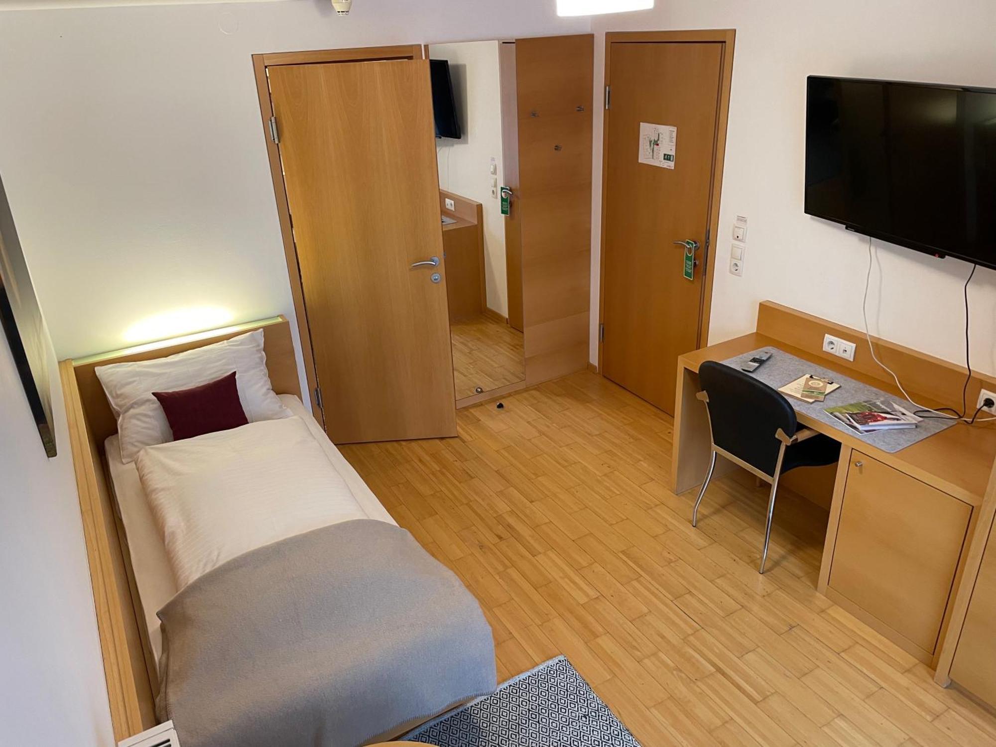 Hotel Loewen Лингенау Екстериор снимка